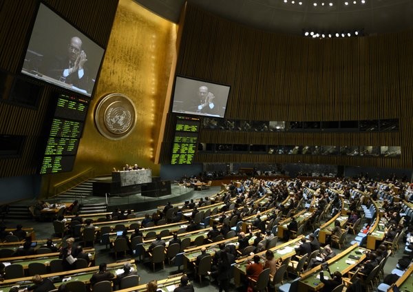 UN approves first treaty on weapons trading - ảnh 1